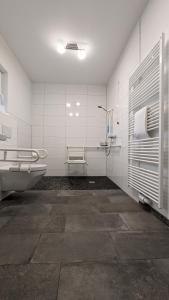 沃尔姆斯阿尔特斯·鲁德豪斯旅馆的带浴缸、盥洗盆和卫生间的浴室