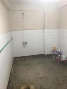 KayapınarHouse的浴室设有白色瓷砖墙壁和水桶