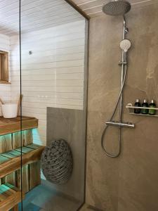 PaslepaNordicstay Noarootsi Kastehein or Loojangu villa的浴室里设有玻璃门淋浴