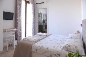 切萨雷奥港Villa Sofia Bed and Breakfast的白色的卧室设有床和窗户