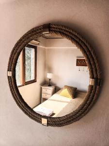 蒂尔卡拉Cabañas La Sorpresa的一间卧室配有床和大型圆形镜子