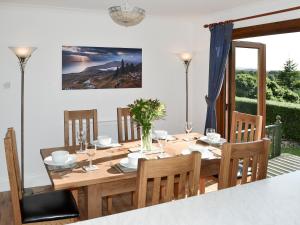 LhanbrydAuldfield的一间带木桌和椅子的用餐室