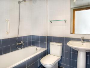 帕拉莫斯Piso les Pites的浴室配有卫生间、盥洗盆和浴缸。
