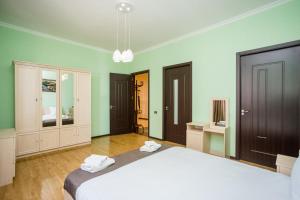 第比利斯Rustaveli Three Bedroom Apartment with Amazing views的卧室设有一张白色大床和绿色的墙壁