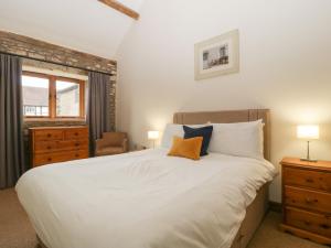 伍斯特Clover Patch Cottage的卧室设有一张白色大床和一扇窗户。