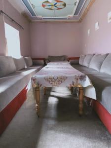 Agouti卡斯巴艾特布格美旅馆的一间设有两张床和一张桌子的房间