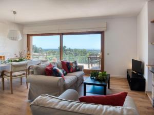 巴利-略夫雷加Casa Anem Fent的客厅设有两张沙发、一张桌子和一个大窗户