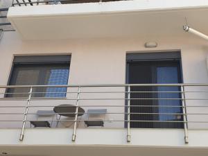 卡尔季察Olive Deluxe Room的阳台配有两把椅子和两扇窗户