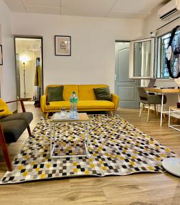 达喀尔Dakar cosy maison avec terrasse by immo kit bnb的客厅配有黄色沙发和格子地毯