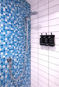 桑德兰Holiday Inn Sunderland - City Centre, an IHG Hotel的浴室设有蓝色瓷砖淋浴。