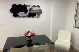 埃尔切Moderno apartamento en Elche的一张餐桌,上面有一张女人的照片