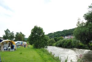 ReisdorfLeaf camping Reisdorf的一条河,河旁有一群帐篷