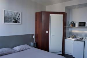 瑟堡瑟堡智能公寓式酒店（指南针）的一间卧室配有一张床和一个小厨房