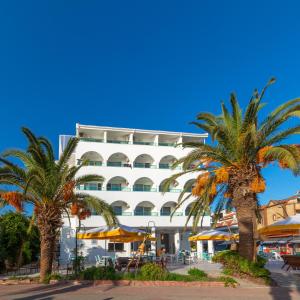马尔马里斯Contess By Faros的前面有棕榈树的酒店