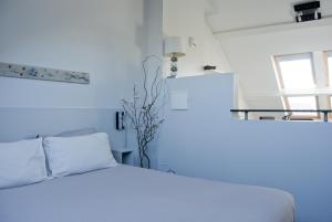 瑟堡瑟堡智能公寓式酒店（指南针）的白色的卧室设有白色的床和窗户。