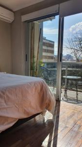 萨尔塔Departamento Caseros的一间卧室设有一张床和一个美景阳台