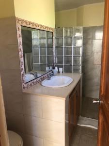 纳瓜坎布里酒店的一间带水槽和镜子的浴室