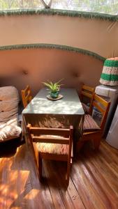 卡皮亚德尔德尔蒙特Domo Cielos del Uritorco的桌子和椅子,上面有植物