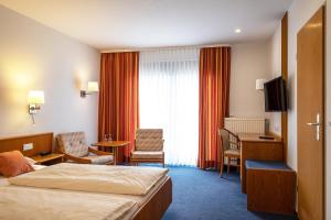 希尔德斯海姆斯坦伯格酒店的配有一张床和一张书桌的酒店客房