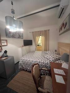 马赛Suite parentale indépendante的一间卧室配有一张床、一把椅子和一张书桌