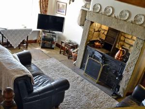 哈沃斯Far View Cottage的带沙发和壁炉的客厅