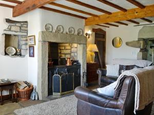 哈沃斯Far View Cottage的客厅设有壁炉和沙发。
