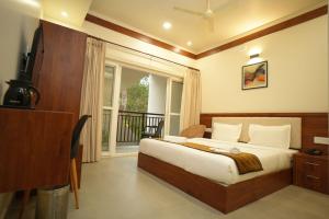 MundakāyamRoyalton Residency的一间带大床的卧室和一个阳台