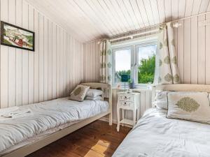 WillingtonLaurel Lodge的一间卧室设有两张床和窗户。