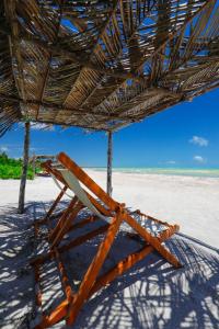 佩德拉斯港Bahay Tatu的海滩上一把带草伞的椅子