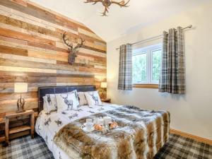 MinishantAppletree Lodge的一间卧室配有一张木墙床