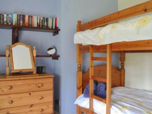 LydbrookOak Tree Cottage - E5062的一间卧室配有带镜子的双层床和梳妆台