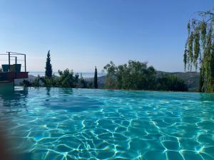 因佩里亚Relais San Damian的蓝色海水游泳池