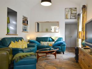 圣贾斯特Bowji的客厅配有蓝色的沙发和桌子