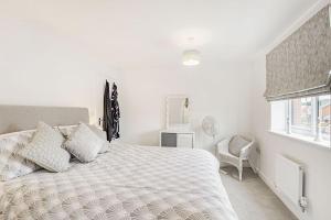 北沃尔舍姆Roma的白色卧室配有一张大床和椅子