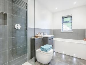 Stonham AspallWillow Cottage的带淋浴、卫生间和浴缸的浴室