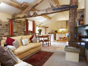 Hazlehead BridgeBramble Cottage - Uk4186的客厅配有沙发和桌子
