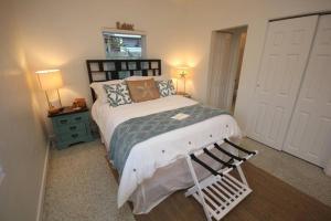 萨拉索塔Cute Lil Oasis on Osprey的一间卧室设有一张大床和一个窗户。