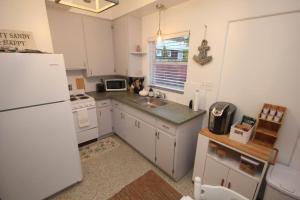 萨拉索塔Cute Lil Oasis on Osprey的厨房配有白色冰箱和水槽