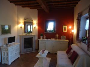斯坎迪奇Suite "La Badia"的带沙发和壁炉的客厅
