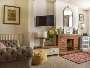 斯托克布里奇Willow Cottage的带沙发和壁炉的客厅