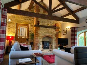 Shotley Bridge河边乡村别墅的带沙发和石制壁炉的客厅