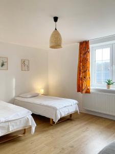 Słoneczne mieszkanie客房内的一张或多张床位