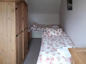 AlrewasSwiss Cottage - E5375的小房间设有两张床和橱柜