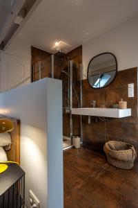 库唐斯La Villégiature的一间带水槽和镜子的浴室