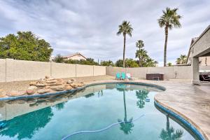 凤凰城Glendale Getaway Pool, Hot Tub and Ping-Pong Table!的棕榈树后院的游泳池