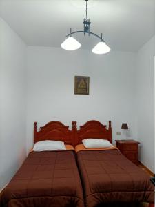 圣巴托洛梅Vista Tunte, Camino de Santiago的卧室内两张并排的床