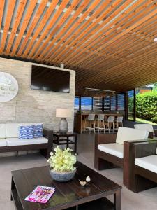 威廉斯塔德Lilu Apartments Curaçao的客厅设有木制天花板和桌子