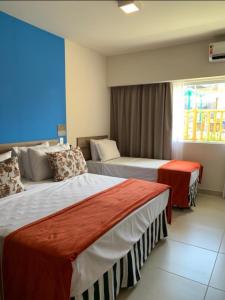 塞古罗港Resort Ondas Praia apart的酒店客房设有两张床和窗户。