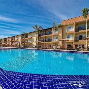 塞古罗港Resort Ondas Praia apart的酒店前方的大型游泳池