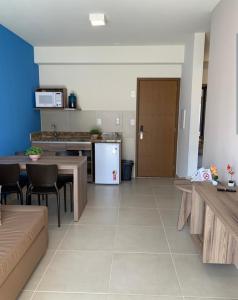 塞古罗港Resort Ondas Praia apart的厨房以及带桌椅的用餐室。